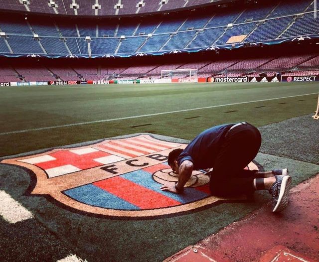 Kakav povratak legende na Camp Nou: Kleknuo je na koljena i poljubio grb Barcelone